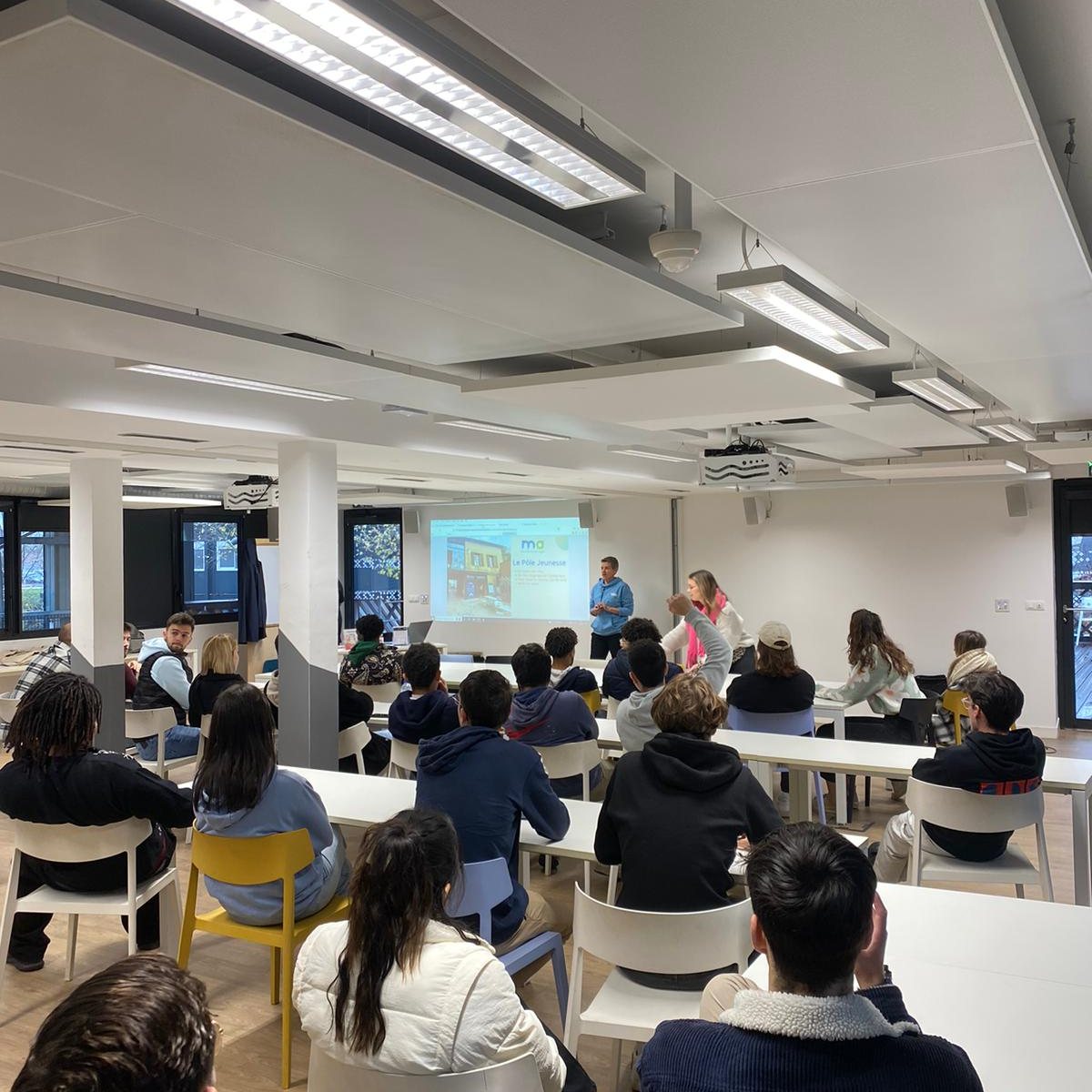 🌟 Hier, nous avons eu le plaisir d'accueillir le Pôle Jeunesse Mont de Marsan Agglo ! 🎓 Les étudiants de management ont eu l'opportunité de découvrir les services proposés par le pôle jeunesse ⤵ 🏡 La Maison des Étudiants, le service jeunes, le service civique, les aides pour la mobilité à l'étranger, les aides financières, les aides à la recherche de logement...
Le pôle jeunesse offre un soutien complémentaire précieux à l'accompagnement de nos étudiants. ✨ #campuslandes #pôlejeunesse #montdemarsan #opportunitésétudiantes